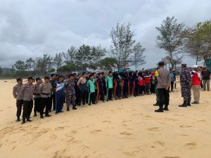 Read more about the article Gotong Royong Jumat Dukung Program ASRI di Pantai Sisi Serasan