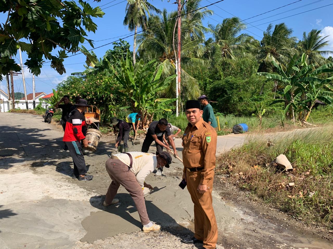You are currently viewing Menyambut HUT RI ke-81, Staf Kantor Camat Serasan dan Warga Gelar Aksi Gotong Royong Perbaiki Jalan